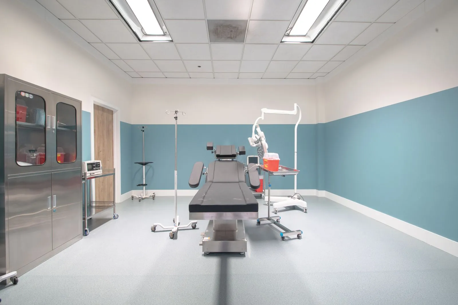 Operating theatre with table, surgical light and stainless scrub doors