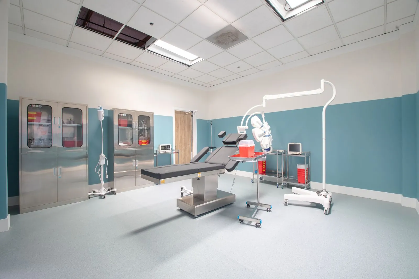 Wide view of the operating theatre in the hospital set