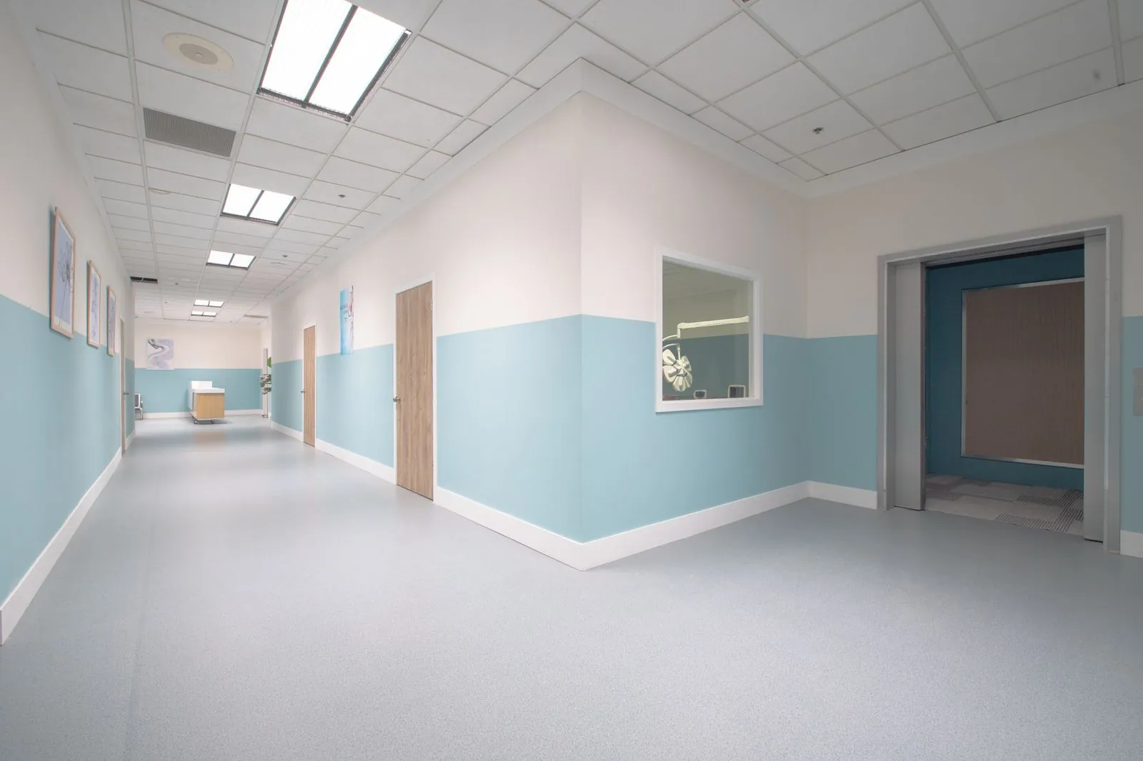 Hospital corridor connecting the rooms of the set