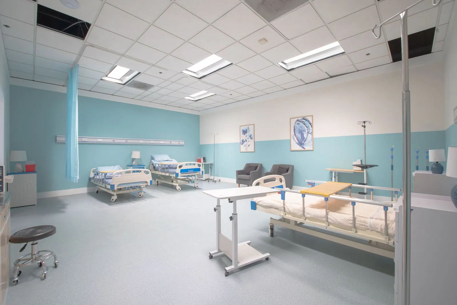 Multi-bed ward with monitors and bedside tables