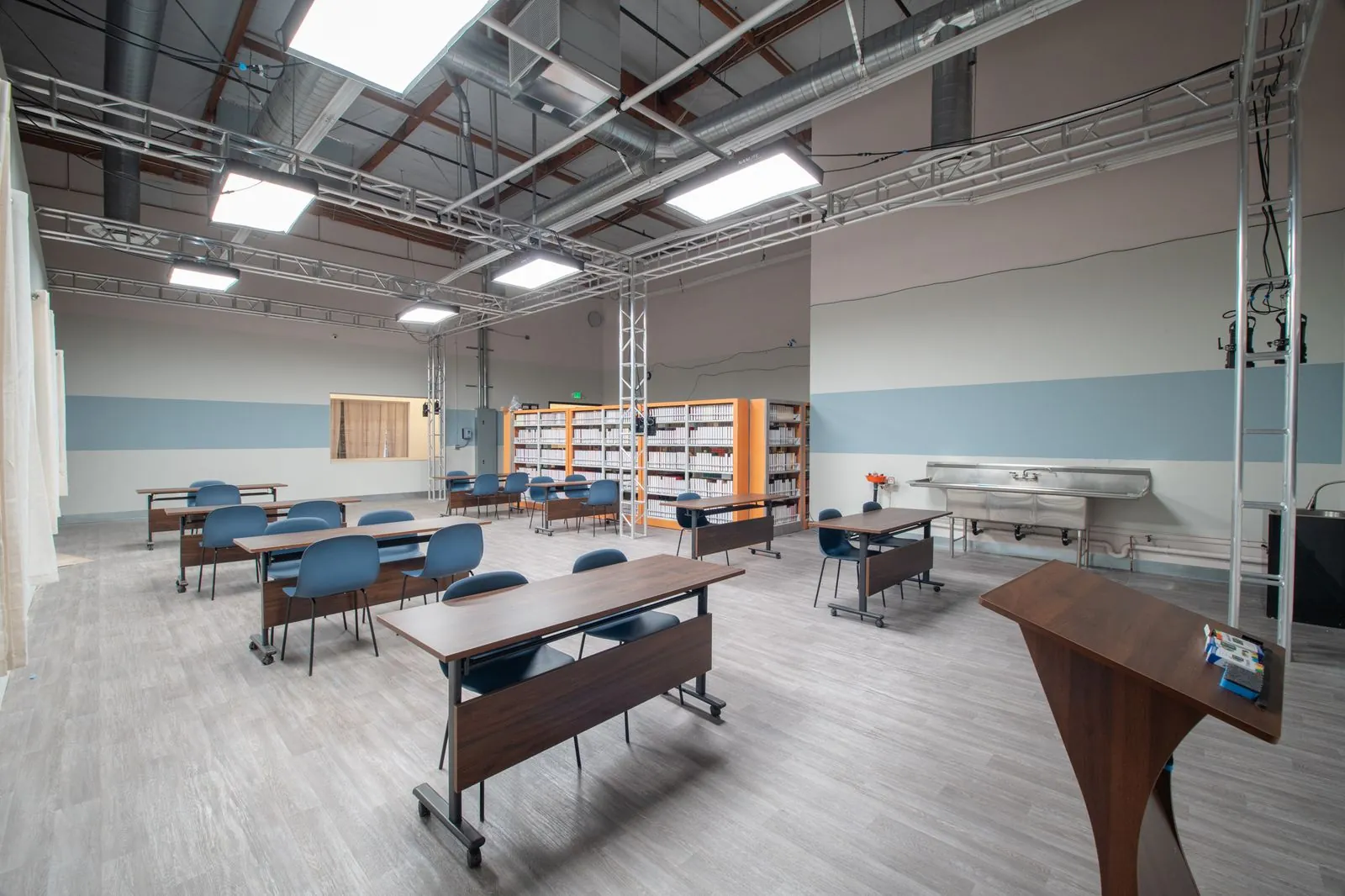 Classroom with lectern, desks and a wild wall