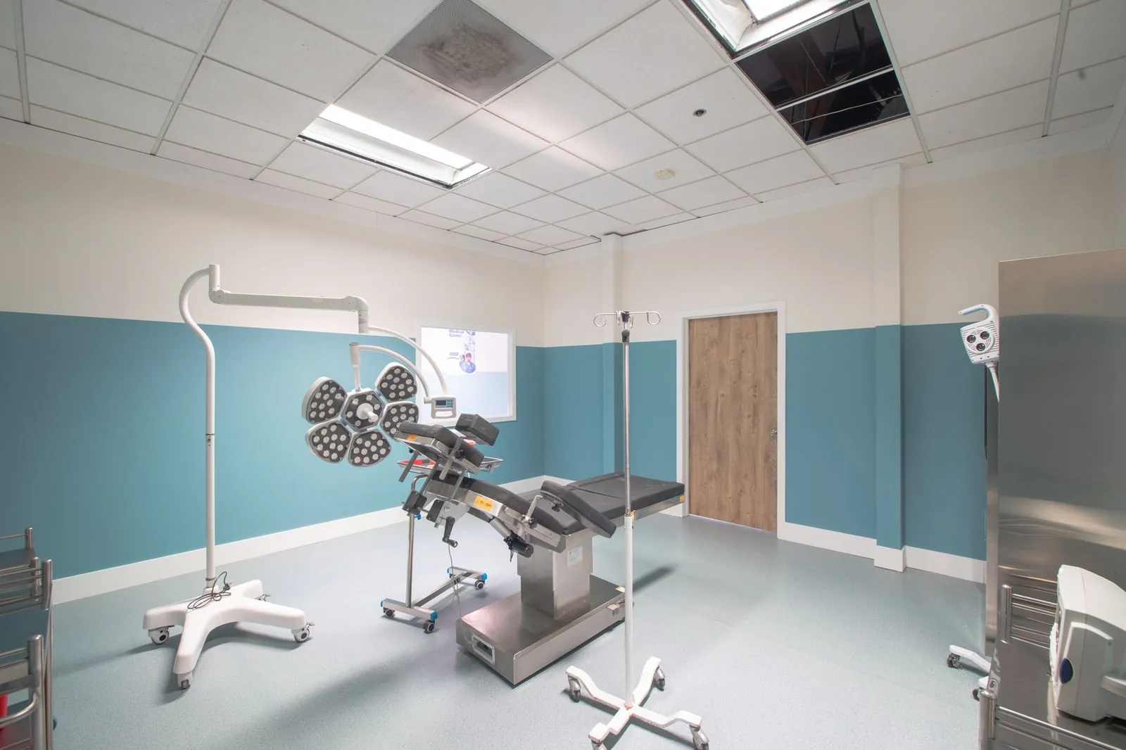 Surgical light and operating table, hospital set